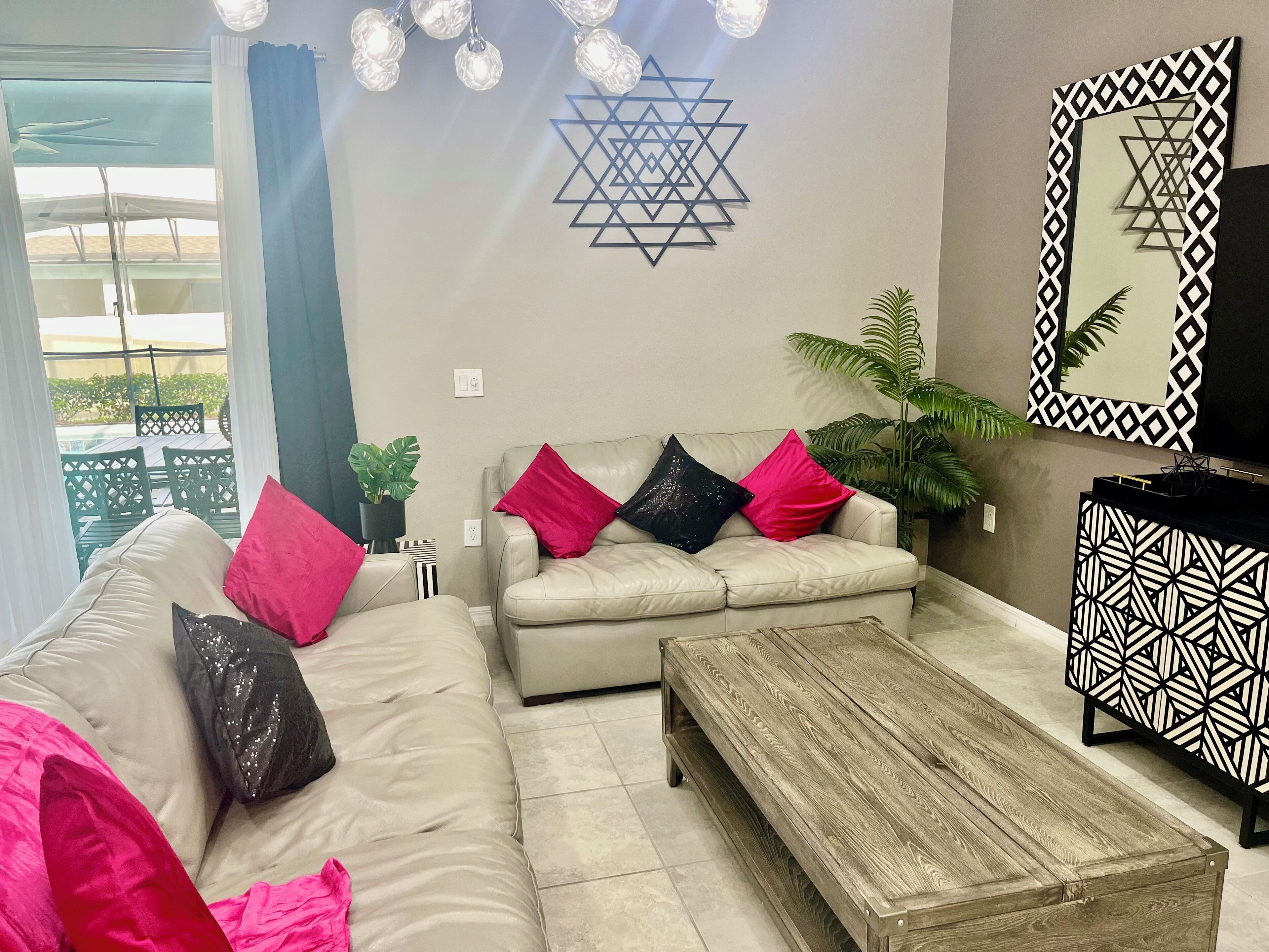 Un salon comprenant un canapé, une table basse et des éléments décoratifs muraux.