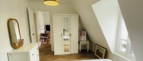 1 dormitorio, tabla de planchar con plancha, wifi y ropa de cama