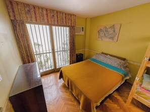 Habitación clásica, varias camas, patio, junto a la alberca | Espacio para trabajar con laptop y wifi gratis 