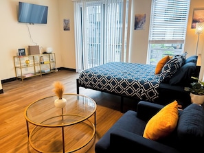 1 bedroom, iron/ironing board, WiFi, bed sheets - Chic Studio Apt with WiFi and Fitness Room in Downtown St. Louis (St. Louis)