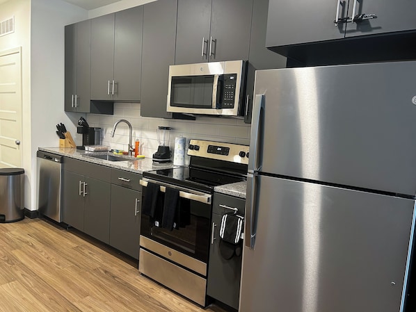 Fridge, microwave, oven, stovetop - Chic Studio Apt with WiFi and Fitness Room in Downtown St. Louis (St. Louis)