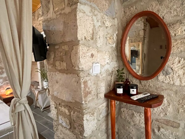 Ropa de cama de alta calidad y minibar con artículos gratuitos