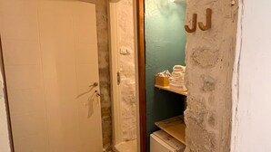 Classic Room, Courtyard View | Bathroom | Shower, slippers, towels, toilet paper - Eskikent Alaçatı (Cesme)