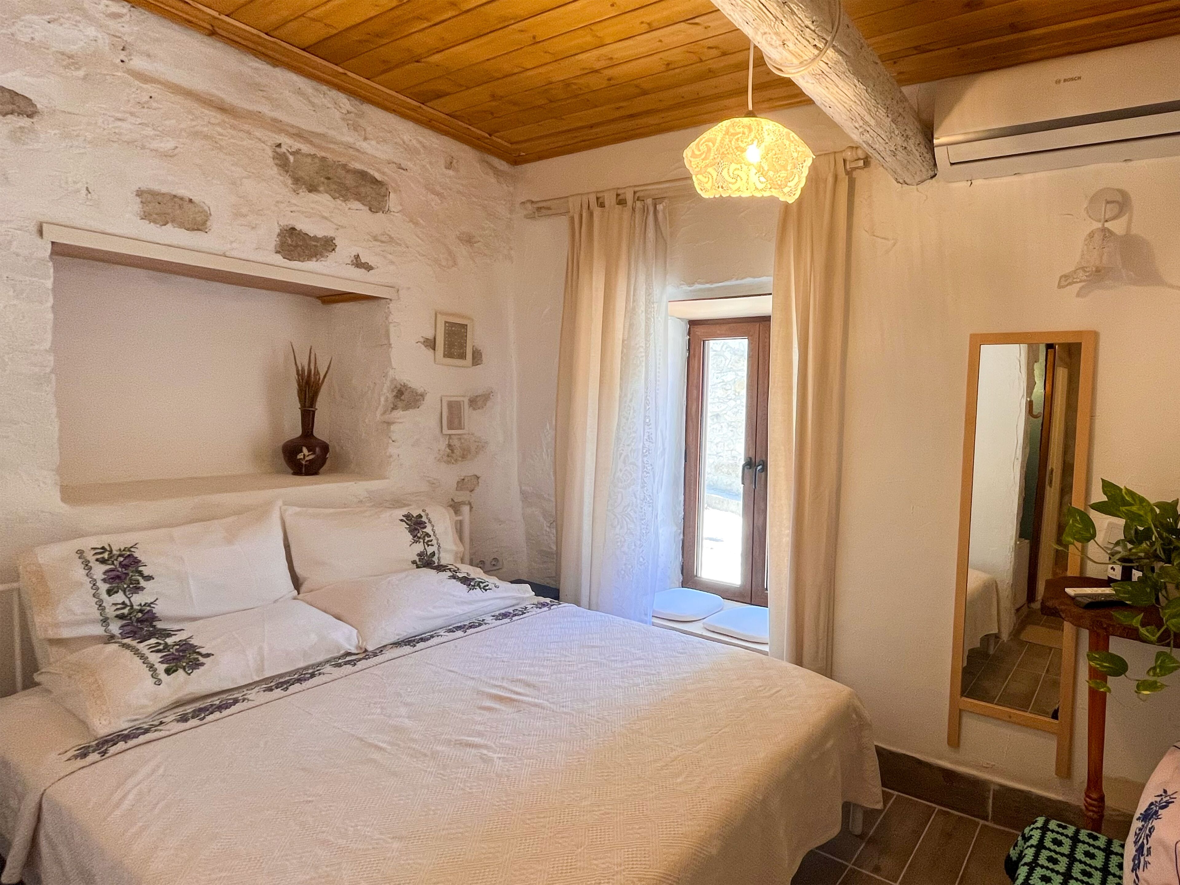 Classic Room, Courtyard View | Premium bedding, free minibar, iron/ironing board, free WiFi