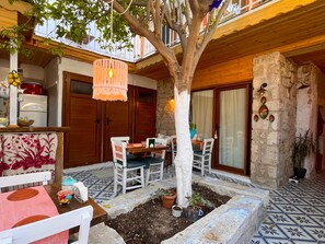 Televisión 23 pulgadas con canales de televisión vía satélite, impresora