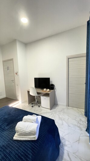 1 bedroom, desk, iron/ironing board, free WiFi - PARTENOPE Deluxe Room Naples Center (Napoli)