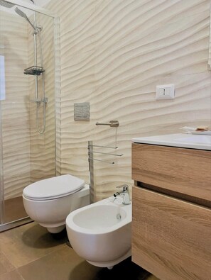 Douche, sèche-cheveux, bidet, serviettes fournies