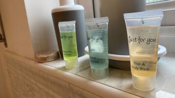 Apartment | Bathroom | Free toiletries, towels, soap, shampoo