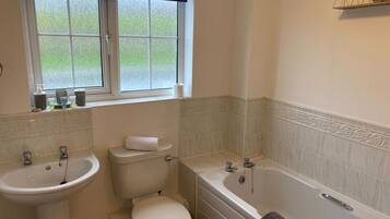 Apartment | Bathroom | Free toiletries, towels, soap, shampoo
