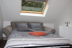 1 chambre, bureau, fer et planche à repasser, lit parapluie