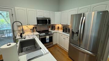 Kjøleskap, mikrobølgeovn, ovn og kokeplater