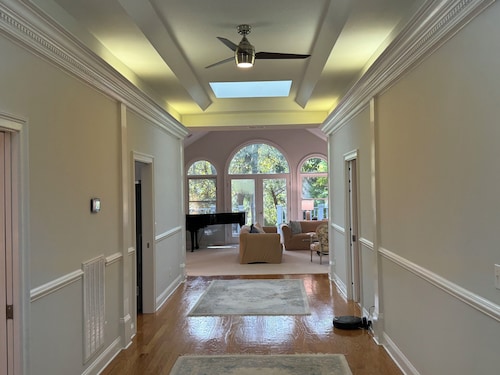 Peaceful 3 bedroom oasis home close to tennis and shopping