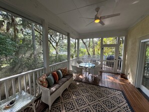 Outdoor dining - Peaceful 3 bedroom oasis home close to tennis and shopping (Seabrook Island)