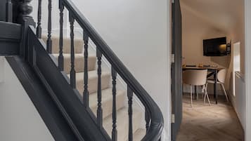 Apartemen, 2 kamar tidur | Setrika/meja setrika dan Wi-Fi gratis