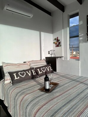5 bedrooms, iron/ironing board, WiFi, bed sheets