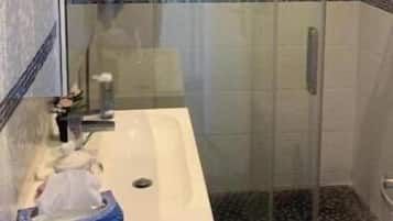 Secadora de cabello, toallas, jabón, shampoo