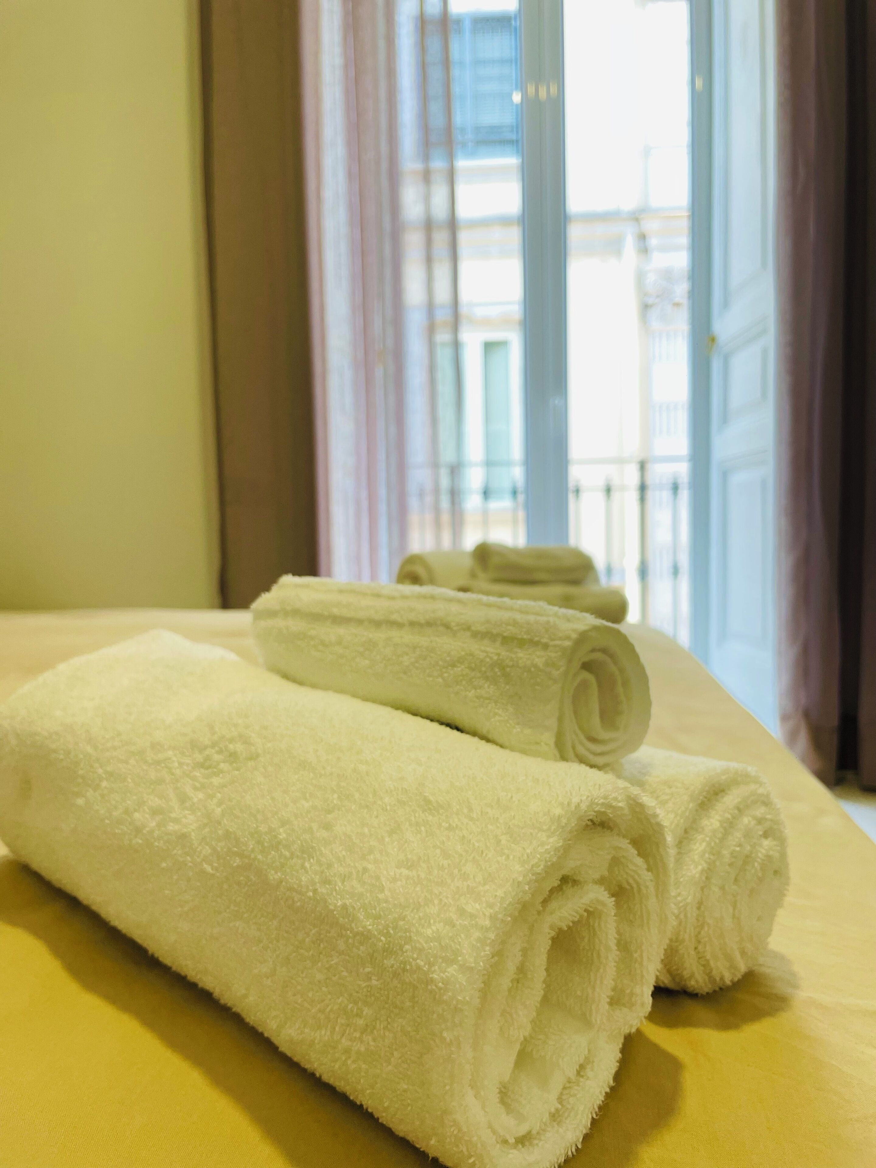 Douche, sèche-cheveux, bidet, serviettes fournies