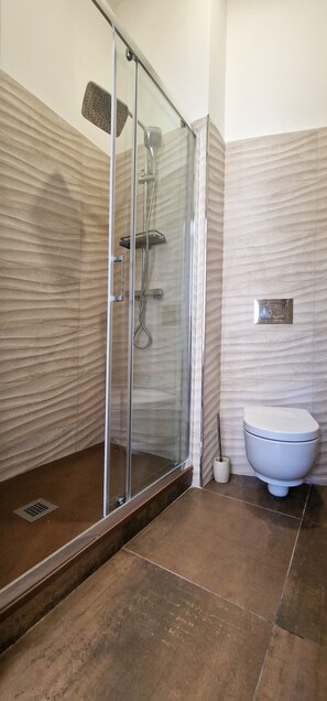 Shower, hair dryer, bidet, towels - Nerisa Home (Napoli)