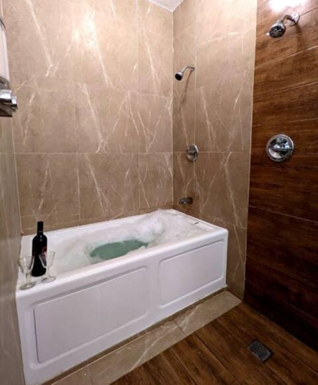 Banheira de hidromassagem, secador de cabelo, toalhas de banho, sabonete