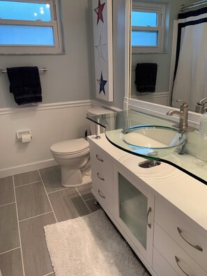 Dusche, Haartrockner, Handtücher, Toilettenpapier