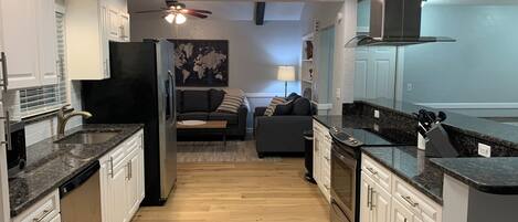 Frigorífico, microondas, horno y placa de cocina