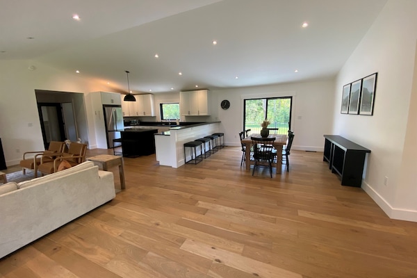 - Spacious open floor plan with bright natural lighting - Modern kitchen flows seamlessly into dining and living space - Ideal for entertaining with mountain views through large windows