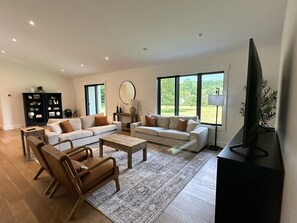 Smart-TV, Tischfußball, Bücher