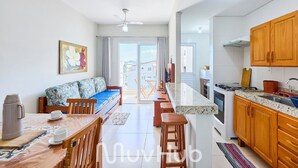 Un apartamento moderno con comedor, cocina y un balcón con vistas.