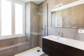 Shower, hair dryer, bidet, towels