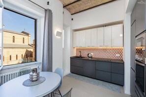 Fridge, stovetop, dishwasher, coffee/tea maker