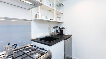 Refrigerador, parrilla de estufa, cafetera y tetera y tostadora