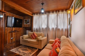 Een televisie en een open haard