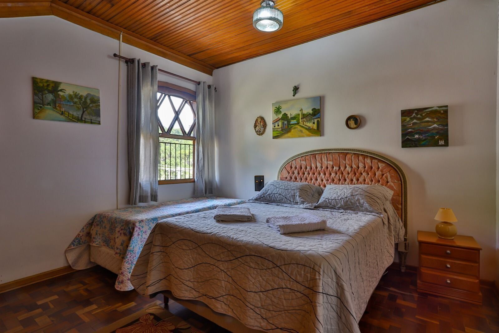 2 quartos, ferros/tábuas de passar roupa, acesso à internet