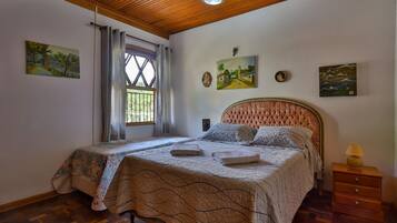 2 quartos, ferros/tábuas de passar roupa, acesso à internet