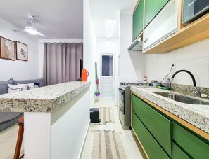 Kylskåp, mikrovågsugn, ugn och kaffe- och tebryggare