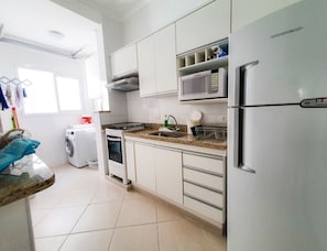 Frigorífico, horno, cafetera o tetera y licuadora