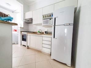 Frigorífico, horno, cafetera o tetera y licuadora