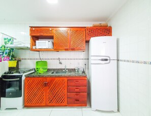 Refrigerador, microondas, horno y cafetera y tetera 