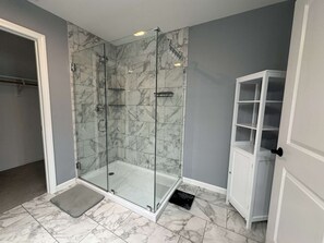 Shower, hair dryer, bidet, towels - Spacious 3-bedroom Apartment Near School! (Bristol)