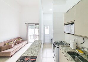 Réfrigérateur, micro-ondes, four, cafetière/bouilloire