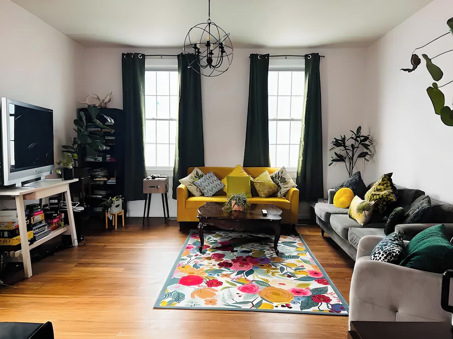 Charming 2-bedroom pet-friendly duplex in fabulous Newburgh with Hot Tub 