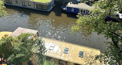 Luxurious Houseboot with jacuzzi in the Historic Amsterdam Canals