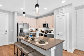 Een koelkast, een magnetron, een oven, een kookplaat