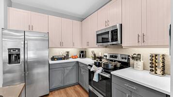 Kylskåp, mikrovågsugn, ugn och spishäll