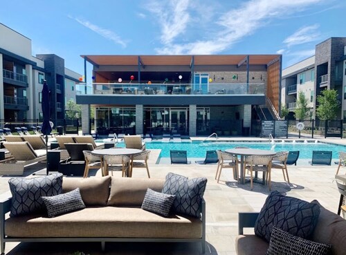 Cozy Comfort1bd Attached Garage+Desk+Pool+Gym