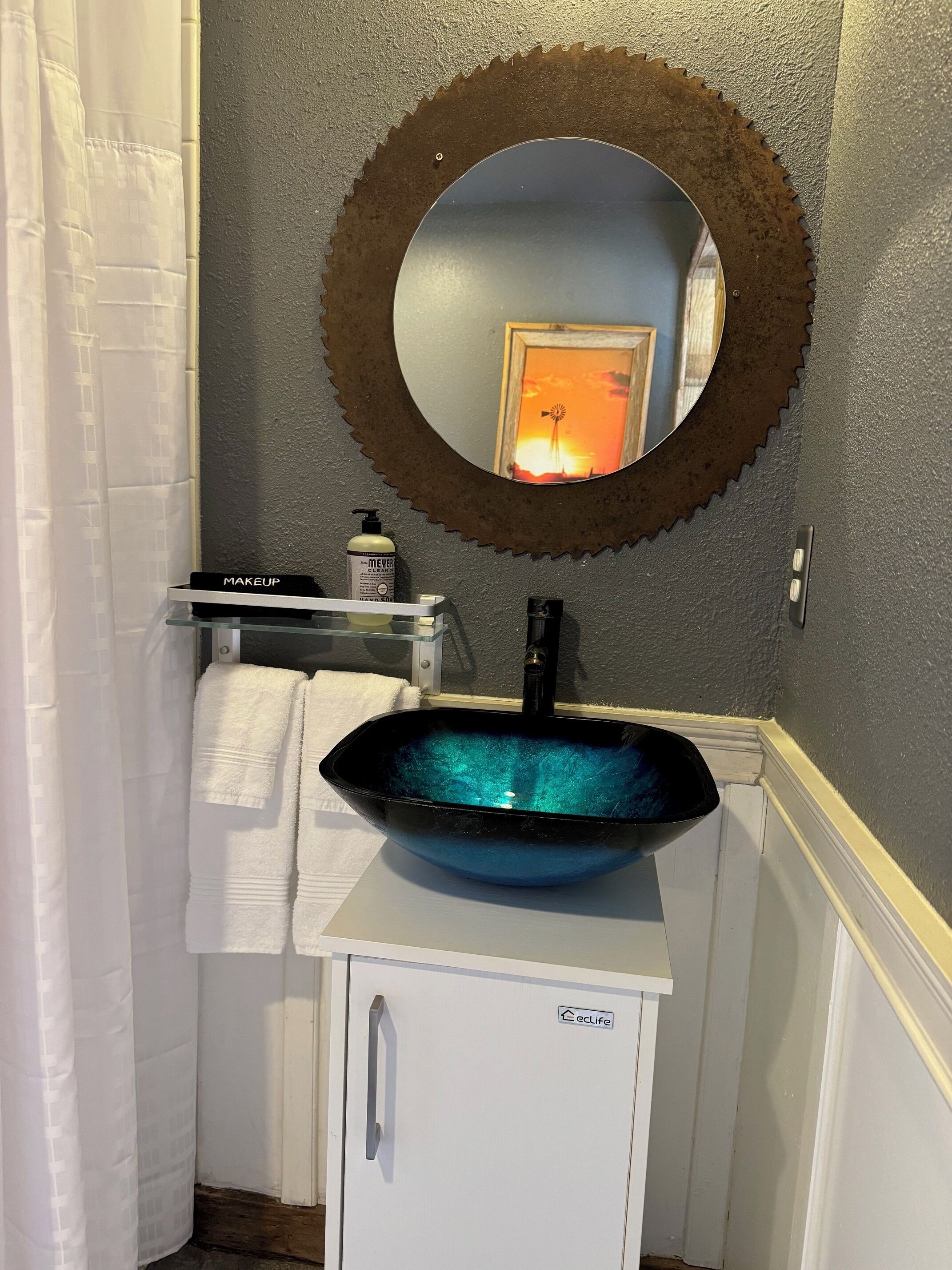 Regadera, secadora de cabello, toallas, jabón 