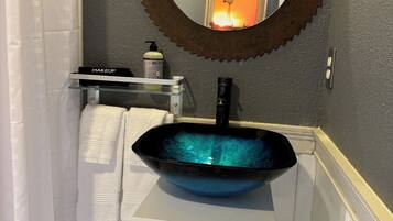 Regadera, secadora de cabello, toallas, jabón