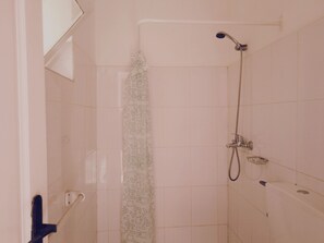 Standard Double Room | Bathroom | Hair dryer, soap, toilet paper - Flashback Hostel (Maio)