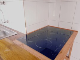 Refrigerador con freezer, microondas, placa de cocina