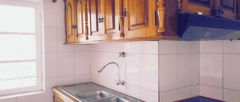 Geladeira grande, micro-ondas, cooktop